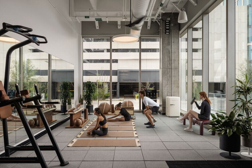 More Photos Of Old Spanish Trl, Houston Unknown For Lease