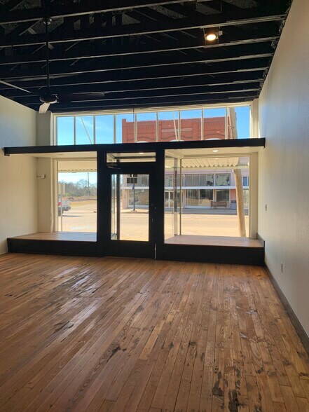 More Photos Of 106 N Main St, Grand Saline Storefront For Sale