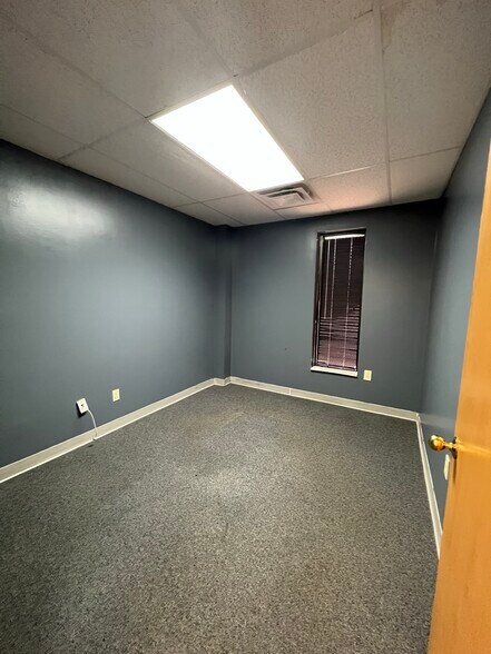 More Photos Of 1725 Louisville Dr, Knoxville Office For Lease