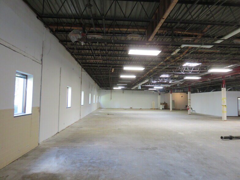 More Photos Of 800 E 10th St E, Hastings Manufacturing For Lease