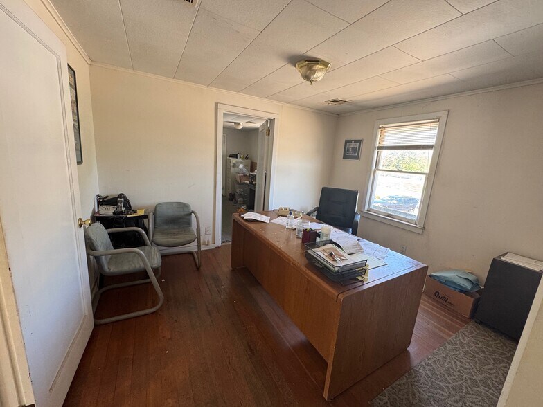 More Photos Of 14901 E Us Highway 40, Kansas City Auto Repair For Sale