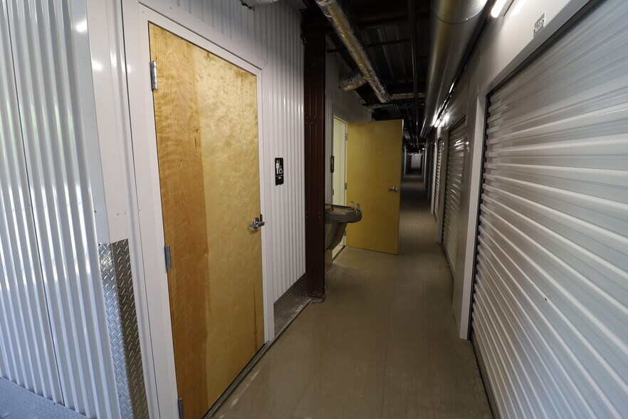 More Photos Of 533 N Park Ave, Burlington Warehouse For Lease