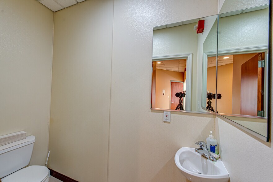 More Photos Of 63 Eastport Manor Rd, Eastport Office For Sale