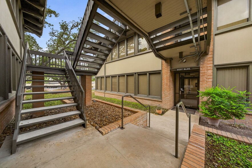 More Photos Of 6800 Park Ten Blvd, San Antonio Unknown For Lease