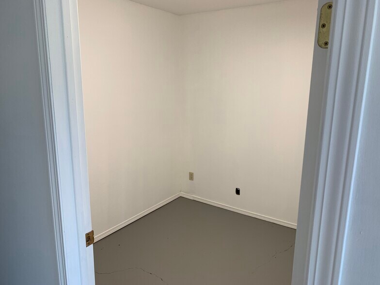 More Photos Of 4000 Landry Ave, Red Deer County Warehouse For Lease