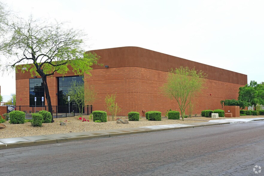 More Photos Of 2025 W Quail Ave, Phoenix Manufacturing For Lease
