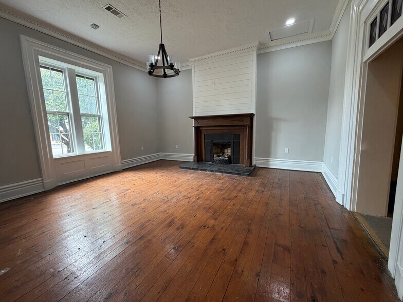More Photos Of 135 College St, Gallatin Bank For Lease