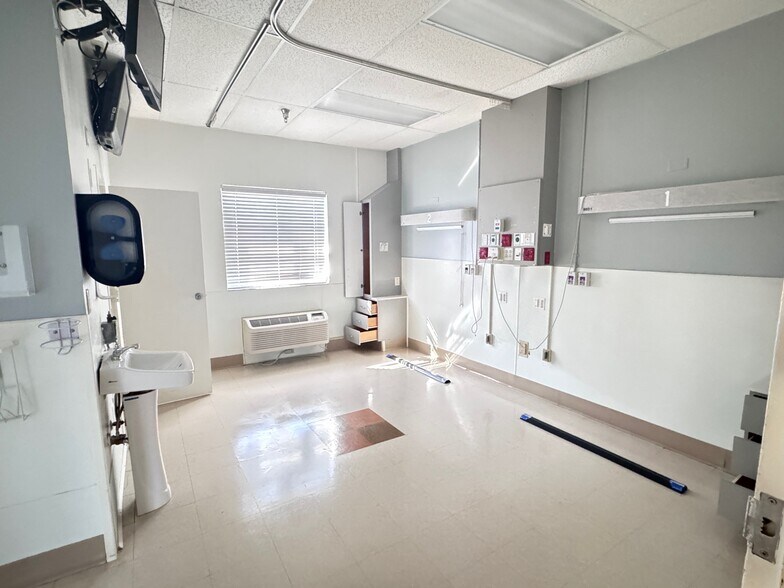 More Photos Of 4555 S Manhattan Ave, Tampa Hospital For Lease