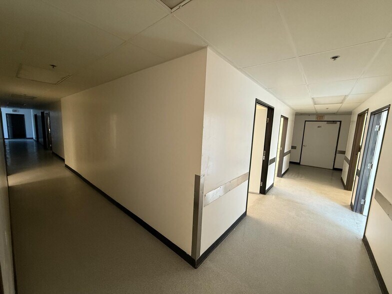 More Photos Of 7979-7989 Vickers St, San Diego Flex For Lease
