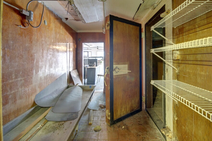 More Photos Of 1916 Cedar Dr, La Marque Restaurant For Lease