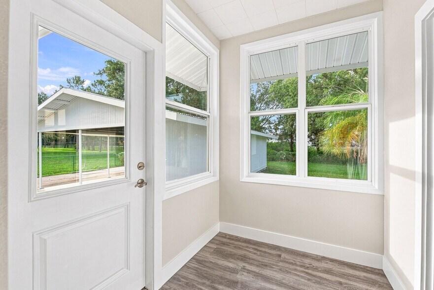 More Photos Of 112 E Martin Luther King Jr Dr, Tarpon Springs Office For Sale
