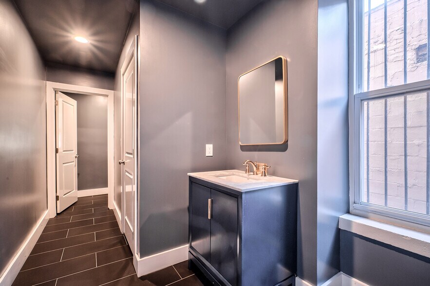 More Photos Of 8808 Rockaway Beach Blvd, Rockaway Beach Storefront Retail Office For Lease