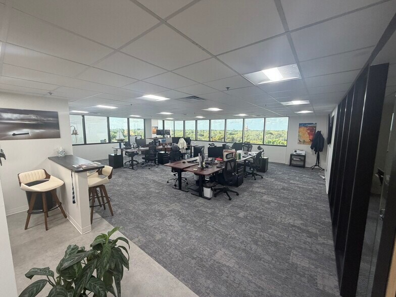 More Photos Of 2655 Le Jeune Rd, Coral Gables Office For Lease