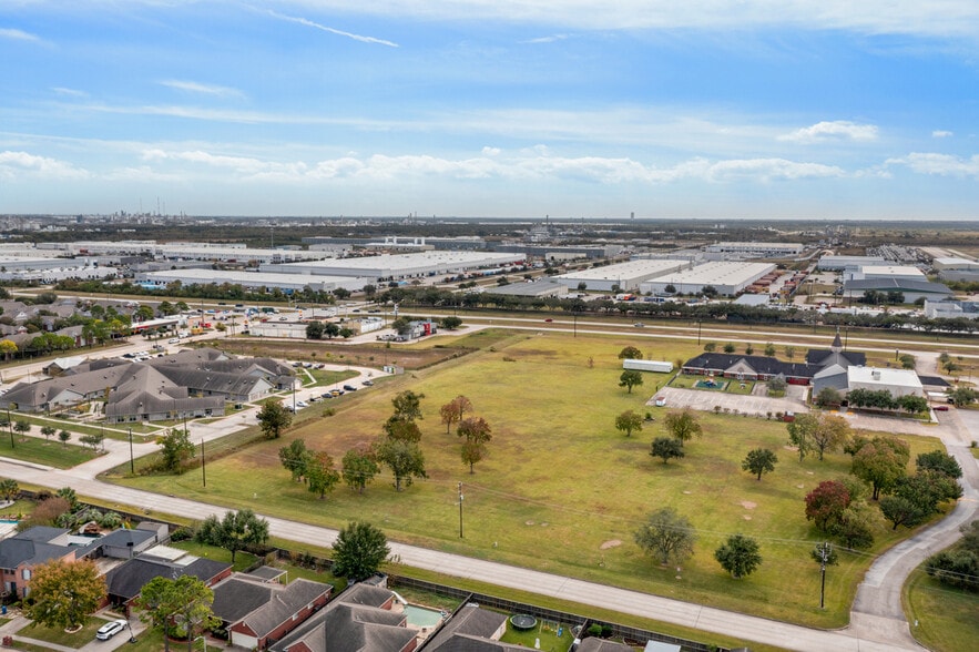 More Photos Of 9601 Fairmont Parkway, La Porte Land For Sale
