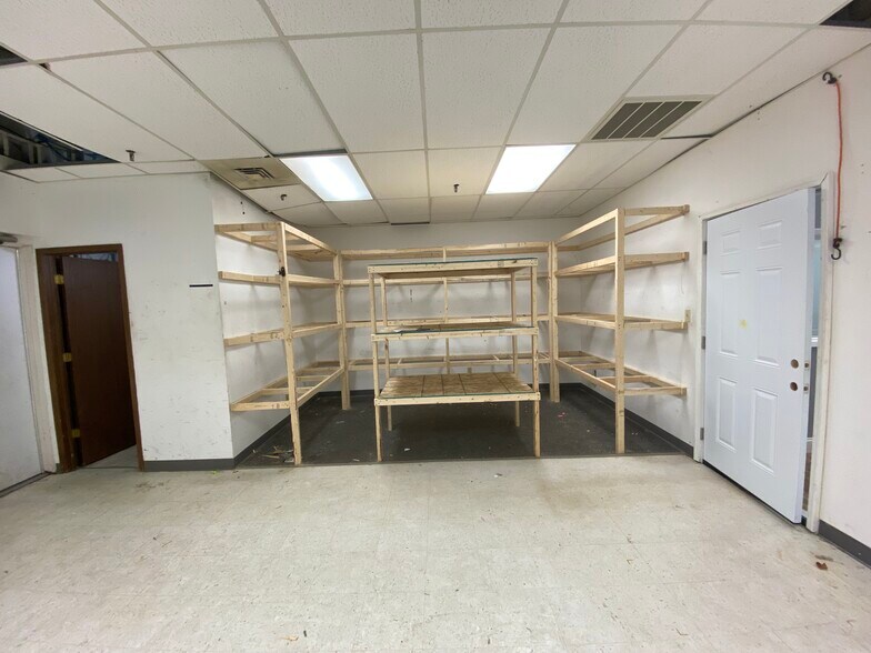 More Photos Of 822 Pioneer St, Champaign Light Distribution For Lease