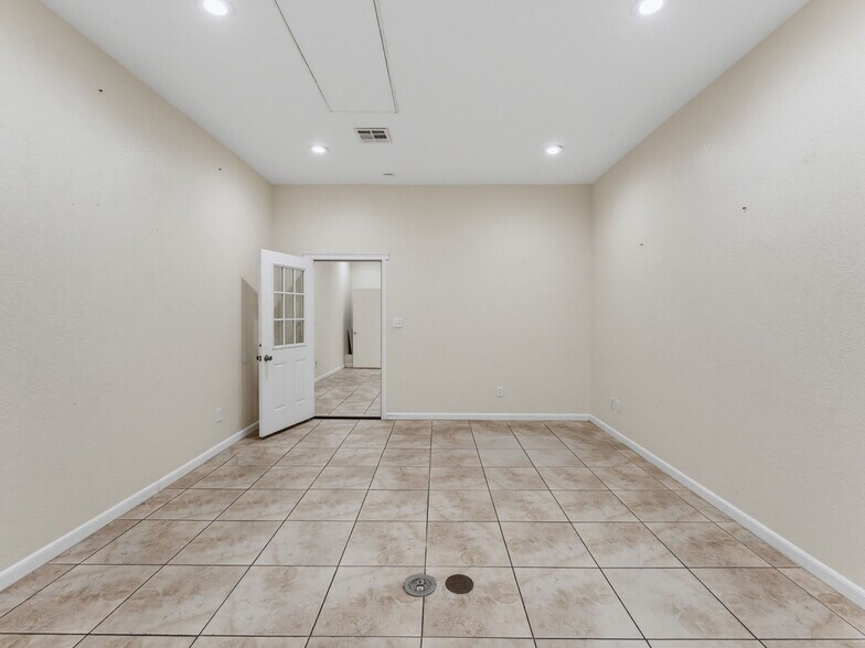 More Photos Of 3347 SW 7th St, Ocala Distribution For Sale
