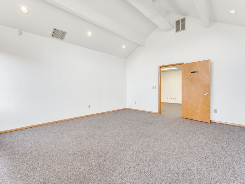 More Photos Of 2275 NE McDaniel Ln, Mcminnville Office For Lease