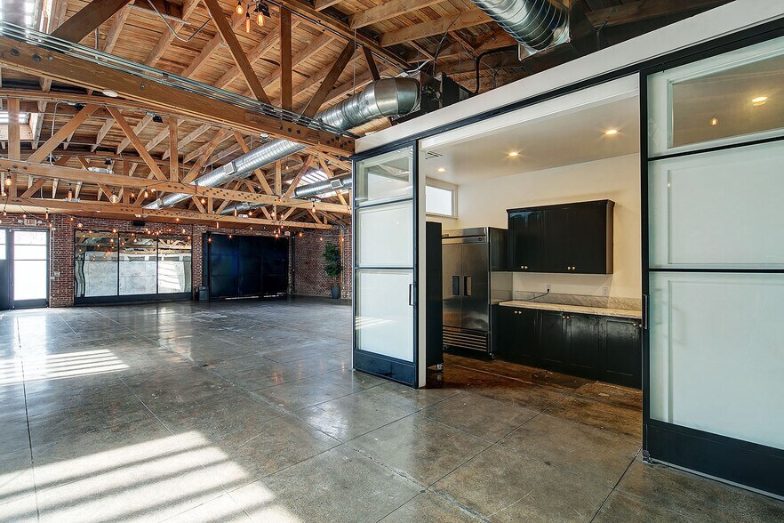 More Photos Of 3921 W Jefferson Blvd, Los Angeles Flex For Lease
