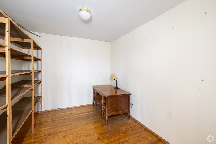 More Photos Of 221 Pine St, Florence Showroom For Lease