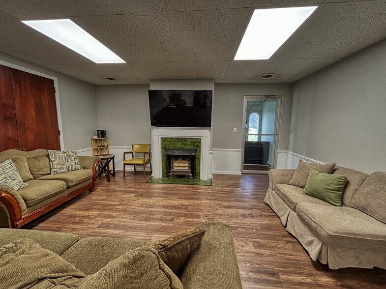 More Photos Of 300 4th St, Elyria Office Residential For Lease