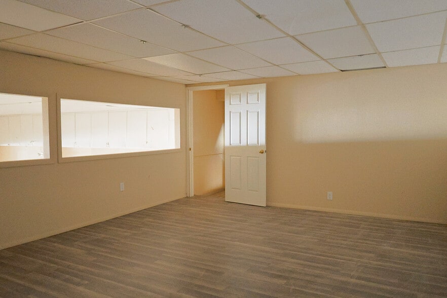 More Photos Of 922 N Conway Ave, Mission Storefront For Lease