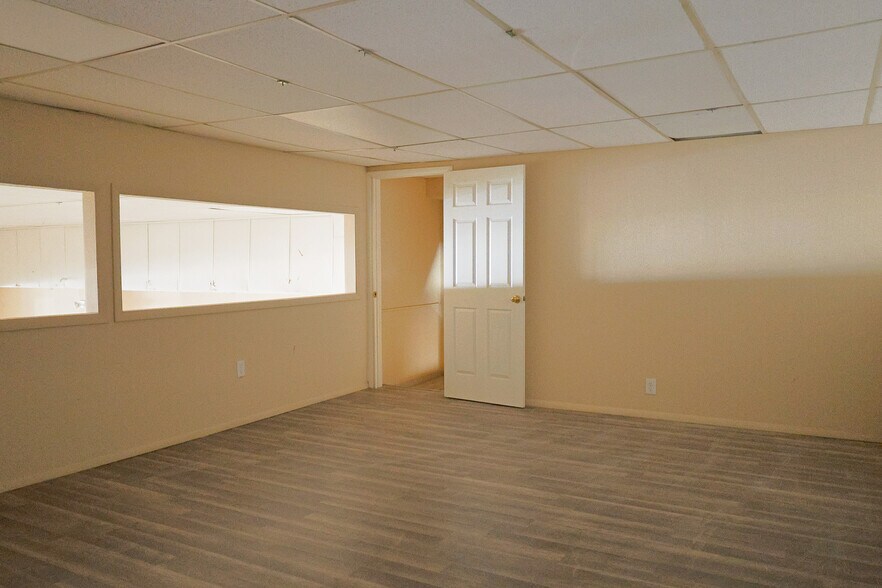 More Photos Of 922 N Conway Ave, Mission Storefront For Lease