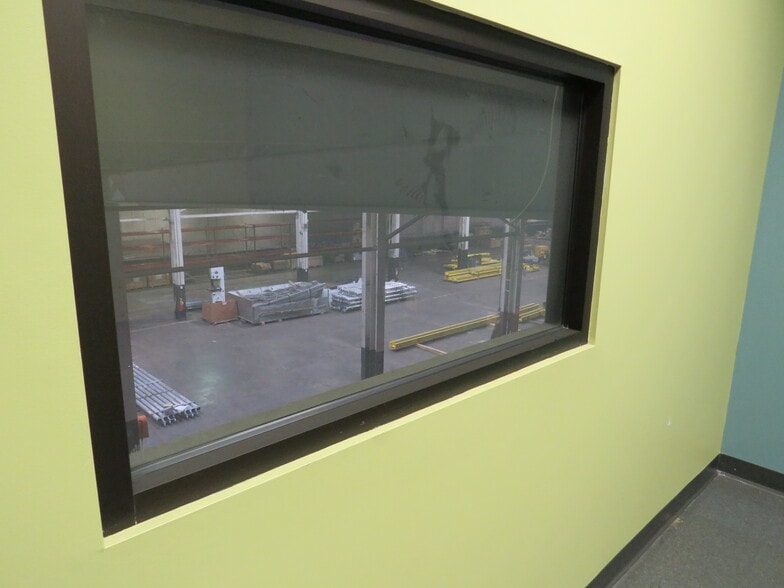 More Photos Of 186 Lincoln Ave, Grove City Warehouse For Lease