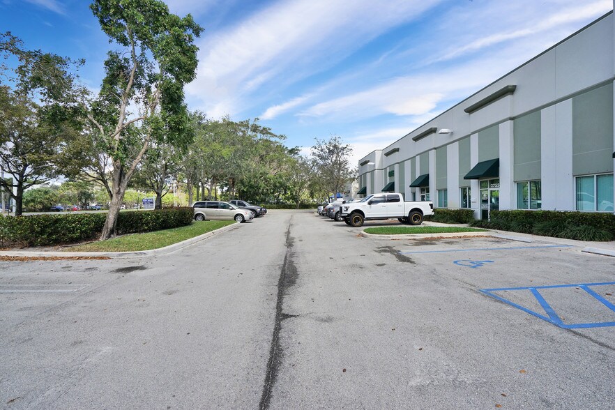 More Photos Of 2743-2761 NW 19th St, Pompano Beach Warehouse For Lease