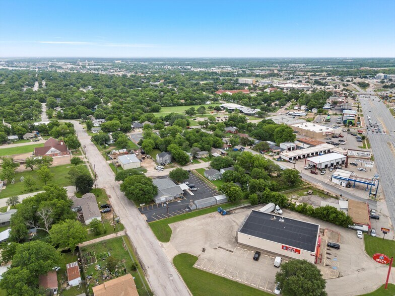 More Photos Of 1301 S 30th St, Waco Office For Sale