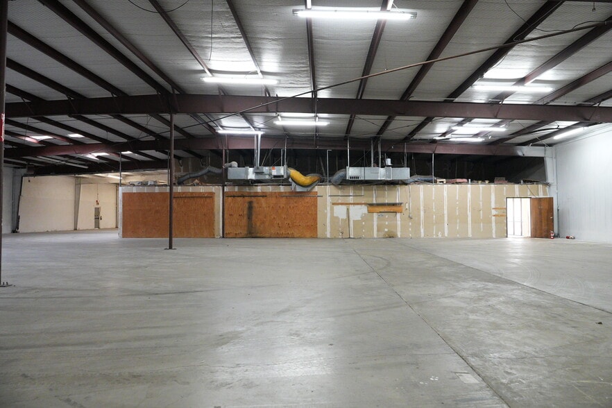 More Photos Of 501 Industrial Dr, Richardson Warehouse For Lease