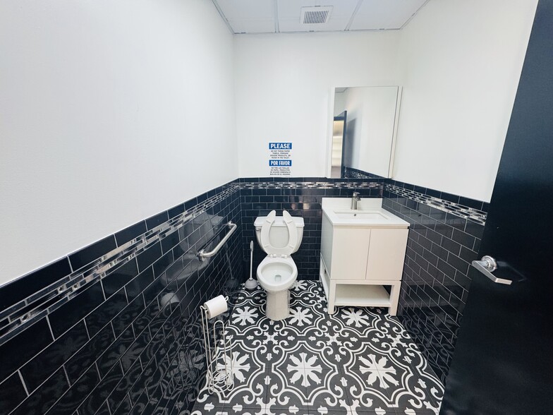 More Photos Of 816 Hempstead Tpke, Franklin Square Office For Sale