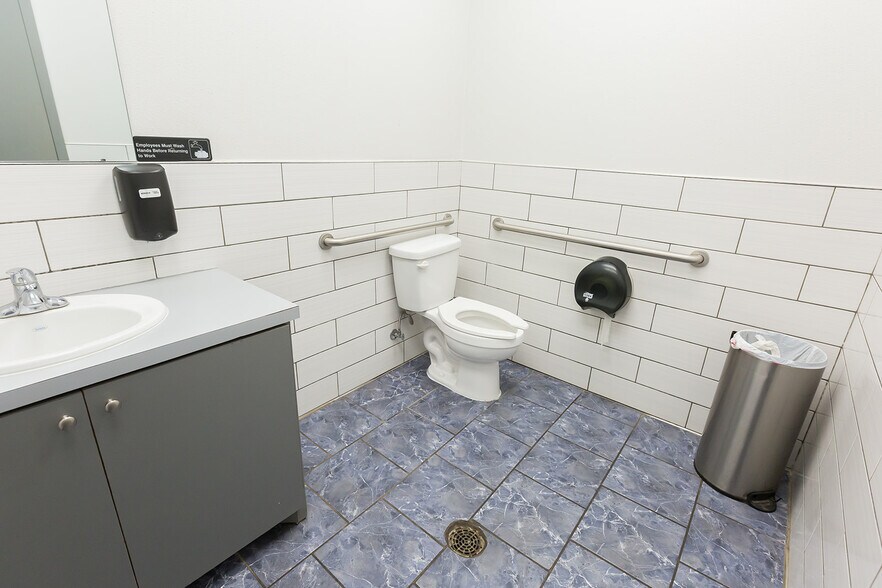 More Photos Of 1140 Kermit St, Plainview Restaurant For Sale