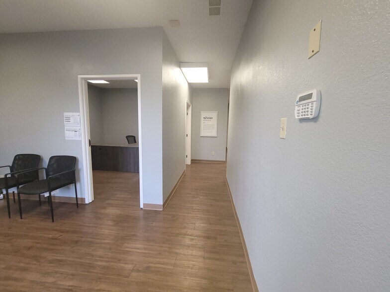 More Photos Of 215 Dalton Dr, DeSoto Office Residential For Lease