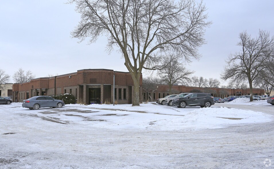 More Photos Of 701 Decatur Ave N, Golden Valley Unknown For Lease