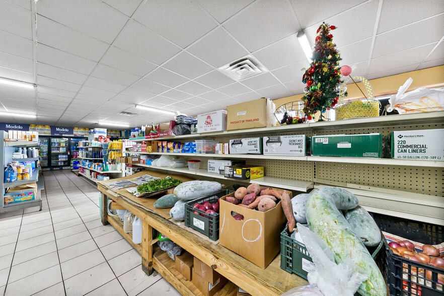 More Photos Of 103 Henderson St, Palacios Convenience Store For Sale