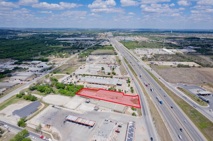 More Photos Of 4312 I 35 N Frontage rd, New Braunfels Showroom For Lease