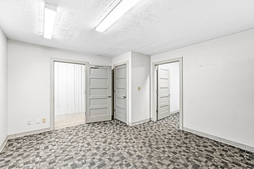 More Photos Of 2601 E 56th St, Indianapolis Light Distribution For Sale