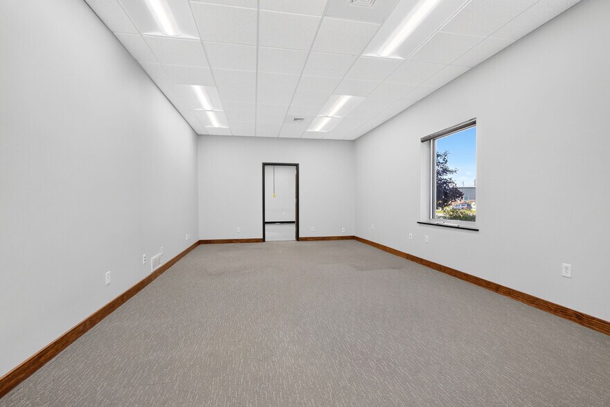 More Photos Of 3125 Medalist Dr, Oshkosh Office For Sale