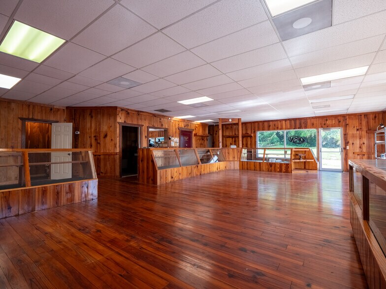 More Photos Of 290 S Duval Ave, Madison Flex For Sale
