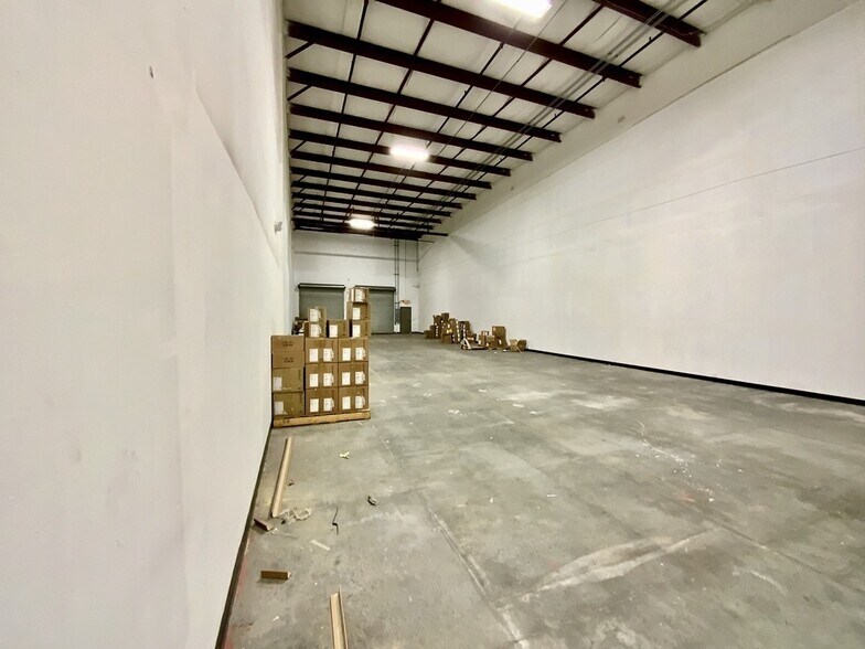 More Photos Of 7075 Kingspointe Pky, Orlando Showroom For Lease