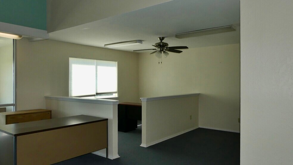 More Photos Of 926 Bonita St, Bayou Vista Office For Sale
