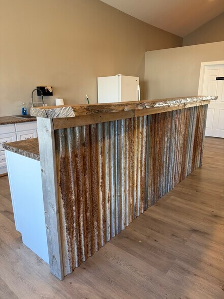 More Photos Of 105 W Vine St, Yutan General Retail For Sale