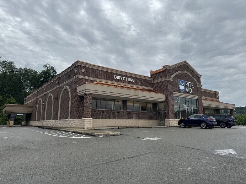 Primary Photo Of 1396 W Chestnut St, Washington Drugstore For Lease