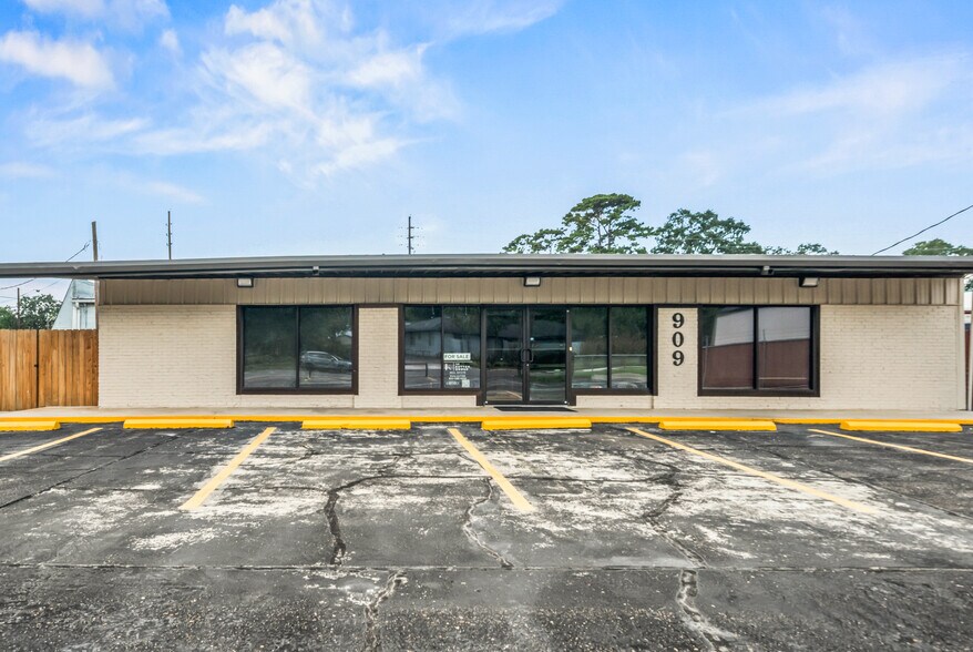 More Photos Of 909 Houston St, Conroe Freestanding For Sale
