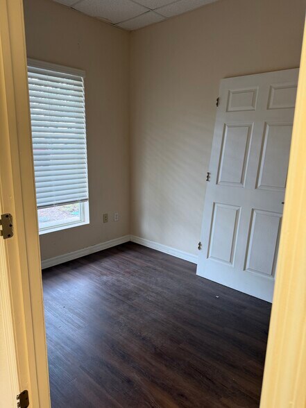 More Photos Of 1076 Business Ln, Naples Showroom For Sale