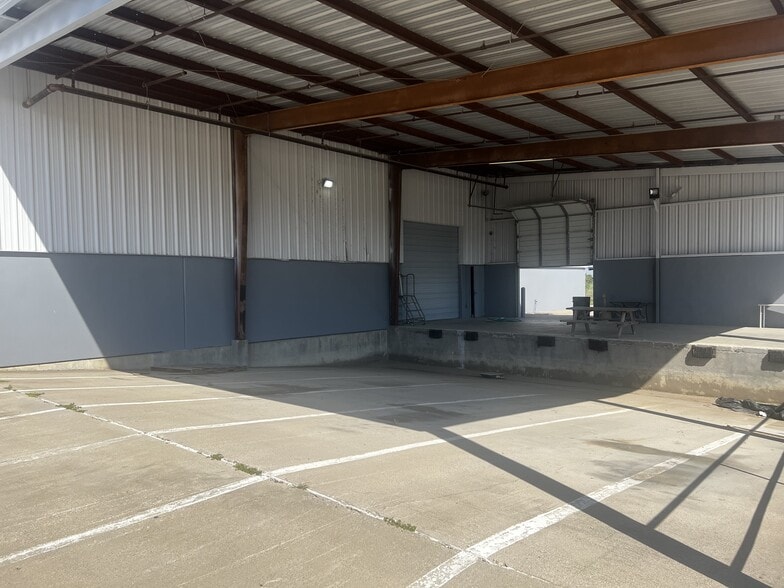 More Photos Of 7003 S Cooper St, Arlington Light Manufacturing For Sale