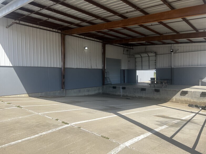More Photos Of 7003 S Cooper St, Arlington Light Manufacturing For Lease