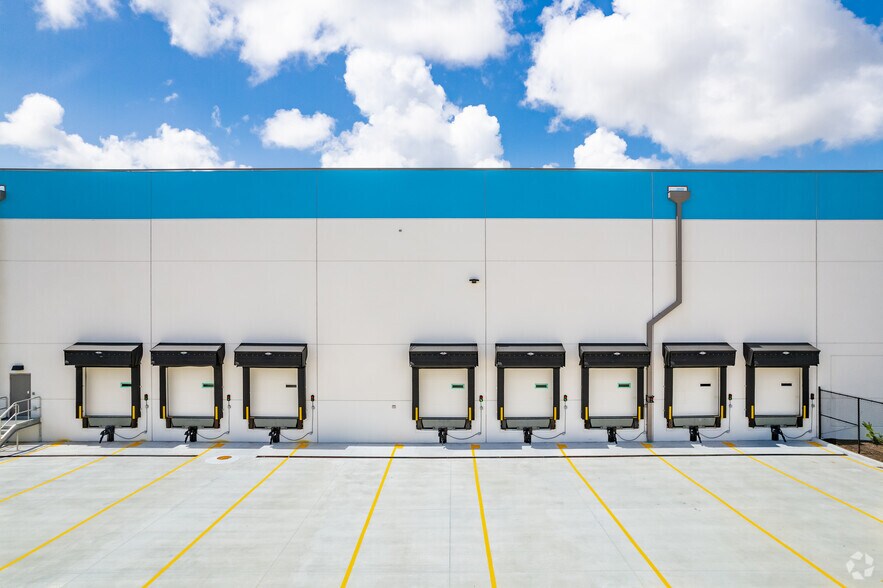 More Photos Of 3201 Gateway Centre Pky, Pinellas Park Warehouse For Lease