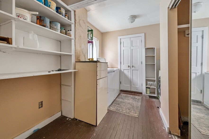 More Photos Of 315-317 Castle St, Wilmington Storefront Retail Residential For Sale