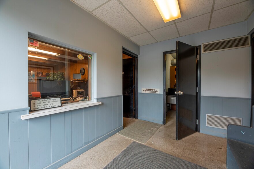 More Photos Of 5565-5571 Westerville Rd, Westerville Warehouse For Lease